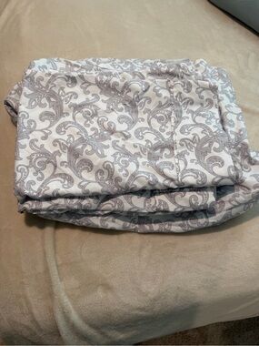 Charisma Queen Sheet Set - Light Gray Scroll on White